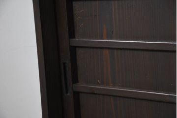 中古　古建具をリメイクしたモダンな横桟板戸が魅力な水屋箪笥サイドボード(食器棚、収納棚、戸棚、カップボード、サイドキャビネット)(R-082733)