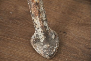 【簡易リペア限定品】　フランスアンティーク　ロココ装飾が優美!!　シャビーな風合いのフレンチガーデンチェア　(R-082734)