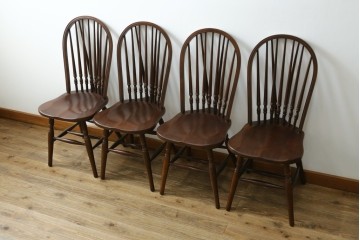 中古　美品　希少な廃番品　IDC大塚家具取り扱い　秋田木工　落ち着いた色味と滑らかな質感が美しいウィンザーチェア4脚セット　定価4脚で約30万円　(R-082738)