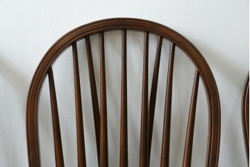 中古　美品　希少な廃番品　IDC大塚家具取り扱い　秋田木工　落ち着いた色味と滑らかな質感が美しいウィンザーチェア4脚セット　定価4脚で約30万円　(R-082738)