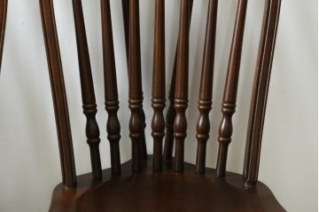 中古　美品　希少な廃番品　IDC大塚家具取り扱い　秋田木工　落ち着いた色味と滑らかな質感が美しいウィンザーチェア4脚セット　定価4脚で約30万円　(R-082738)