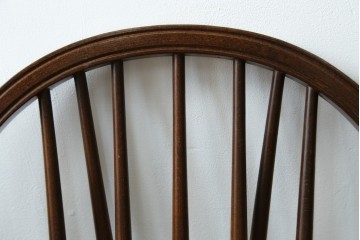 中古　美品　希少な廃番品　IDC大塚家具取り扱い　秋田木工　落ち着いた色味と滑らかな質感が美しいウィンザーチェア4脚セット　定価4脚で約30万円　(R-082738)