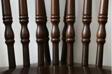 中古　美品　希少な廃番品　IDC大塚家具取り扱い　秋田木工　落ち着いた色味と滑らかな質感が美しいウィンザーチェア4脚セット　定価4脚で約30万円　(R-082738)
