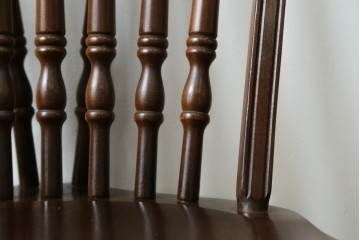 中古　美品　希少な廃番品　IDC大塚家具取り扱い　秋田木工　落ち着いた色味と滑らかな質感が美しいウィンザーチェア4脚セット　定価4脚で約30万円　(R-082738)