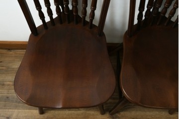 中古　美品　希少な廃番品　IDC大塚家具取り扱い　秋田木工　落ち着いた色味と滑らかな質感が美しいウィンザーチェア4脚セット　定価4脚で約30万円　(R-082738)