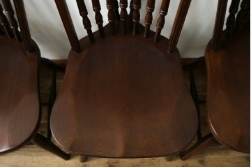 中古　美品　希少な廃番品　IDC大塚家具取り扱い　秋田木工　落ち着いた色味と滑らかな質感が美しいウィンザーチェア4脚セット　定価4脚で約30万円　(R-082738)
