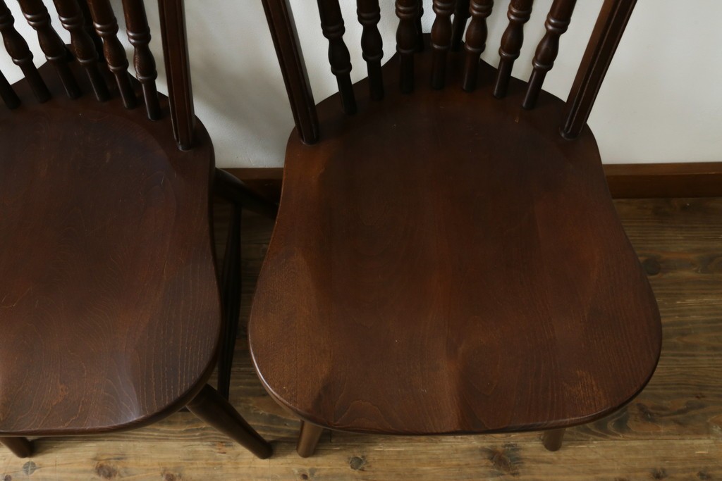 中古　美品　希少な廃番品　IDC大塚家具取り扱い　秋田木工　落ち着いた色味と滑らかな質感が美しいウィンザーチェア4脚セット　定価4脚で約30万円　(R-082738)