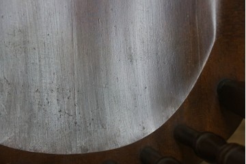 中古　美品　希少な廃番品　IDC大塚家具取り扱い　秋田木工　落ち着いた色味と滑らかな質感が美しいウィンザーチェア4脚セット　定価4脚で約30万円　(R-082738)