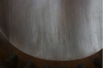 中古　美品　希少な廃番品　IDC大塚家具取り扱い　秋田木工　落ち着いた色味と滑らかな質感が美しいウィンザーチェア4脚セット　定価4脚で約30万円　(R-082738)