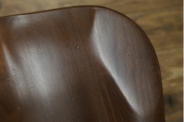 中古　美品　希少な廃番品　IDC大塚家具取り扱い　秋田木工　落ち着いた色味と滑らかな質感が美しいウィンザーチェア4脚セット　定価4脚で約30万円　(R-082738)