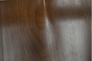 中古　美品　希少な廃番品　IDC大塚家具取り扱い　秋田木工　落ち着いた色味と滑らかな質感が美しいウィンザーチェア4脚セット　定価4脚で約30万円　(R-082738)