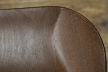 中古　美品　希少な廃番品　IDC大塚家具取り扱い　秋田木工　落ち着いた色味と滑らかな質感が美しいウィンザーチェア4脚セット　定価4脚で約30万円　(R-082738)