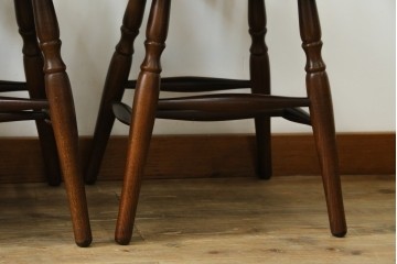 中古　美品　希少な廃番品　IDC大塚家具取り扱い　秋田木工　落ち着いた色味と滑らかな質感が美しいウィンザーチェア4脚セット　定価4脚で約30万円　(R-082738)