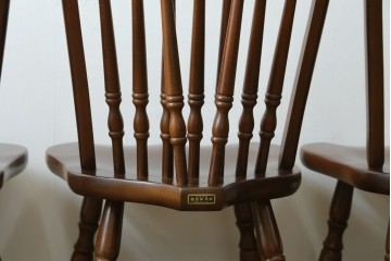 中古　美品　希少な廃番品　IDC大塚家具取り扱い　秋田木工　落ち着いた色味と滑らかな質感が美しいウィンザーチェア4脚セット　定価4脚で約30万円　(R-082738)