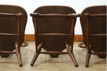 中古　美品　希少な廃番品　IDC大塚家具取り扱い　秋田木工　落ち着いた色味と滑らかな質感が美しいウィンザーチェア4脚セット　定価4脚で約30万円　(R-082738)