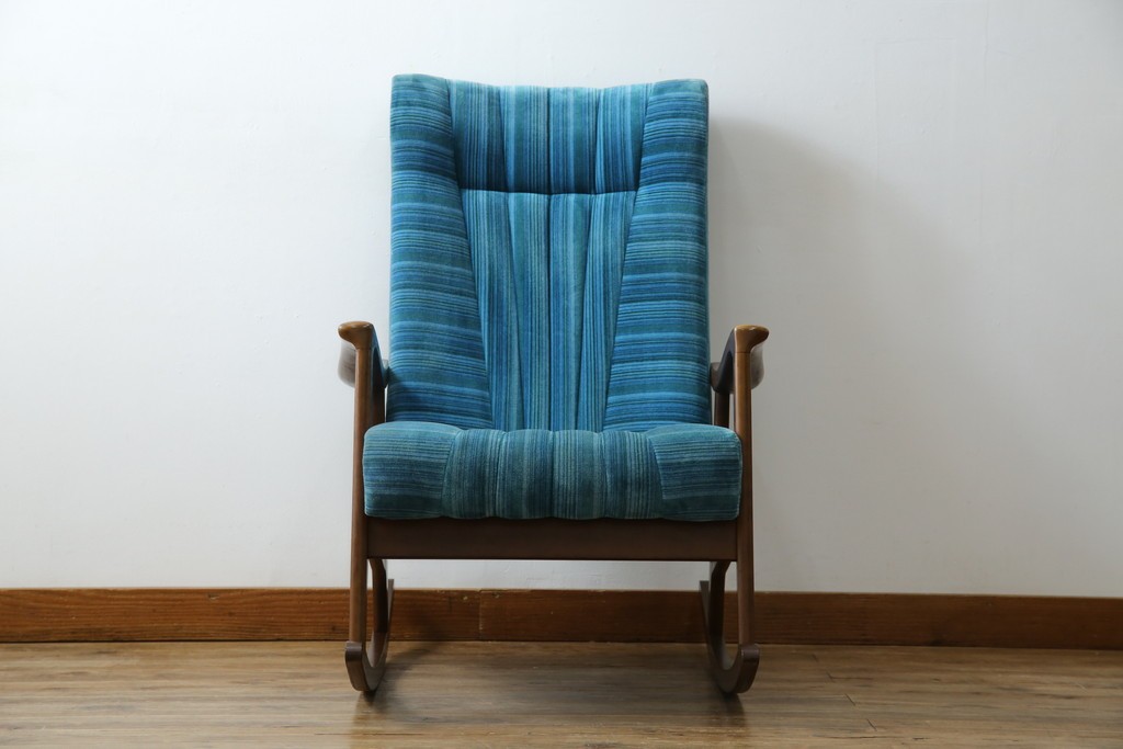 和製ビンテージ　ブナ材　ブルーストライプがレトロな雰囲気を高めるロッキングチェア　(R-082740)