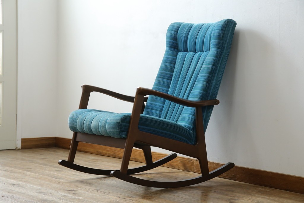 和製ビンテージ　ブナ材　ブルーストライプがレトロな雰囲気を高めるロッキングチェア　(R-082740)