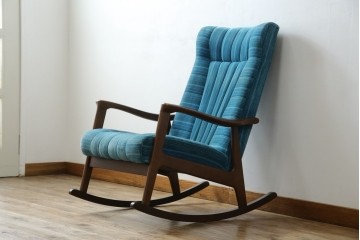 和製ビンテージ　ブナ材　ブルーストライプがレトロな雰囲気を高めるロッキングチェア　(R-082740)