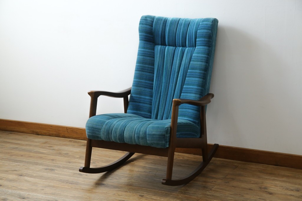 和製ビンテージ　ブナ材　ブルーストライプがレトロな雰囲気を高めるロッキングチェア　(R-082740)