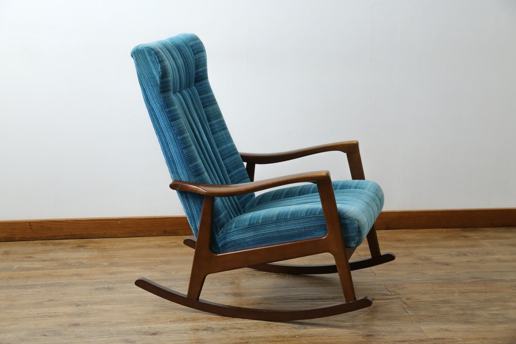 和製ビンテージ　ブナ材　ブルーストライプがレトロな雰囲気を高めるロッキングチェア　(R-082740)