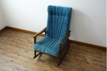 和製ビンテージ　ブナ材　ブルーストライプがレトロな雰囲気を高めるロッキングチェア　(R-082740)