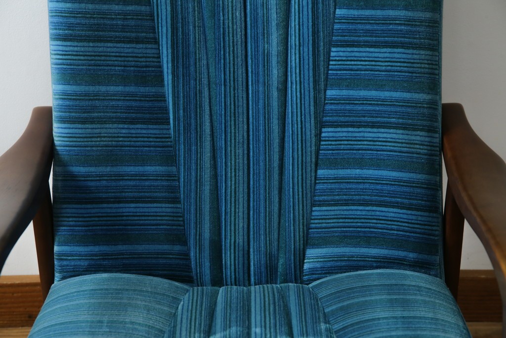 和製ビンテージ　ブナ材　ブルーストライプがレトロな雰囲気を高めるロッキングチェア　(R-082740)