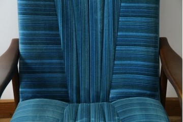 和製ビンテージ　ブナ材　ブルーストライプがレトロな雰囲気を高めるロッキングチェア　(R-082740)