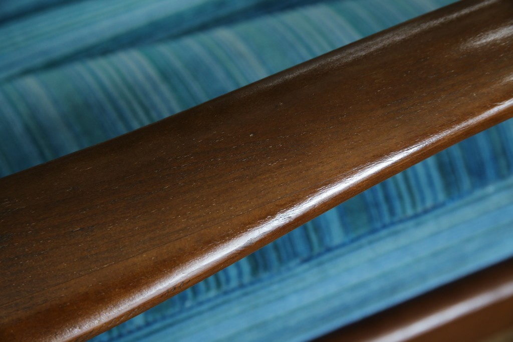 和製ビンテージ　ブナ材　ブルーストライプがレトロな雰囲気を高めるロッキングチェア　(R-082740)