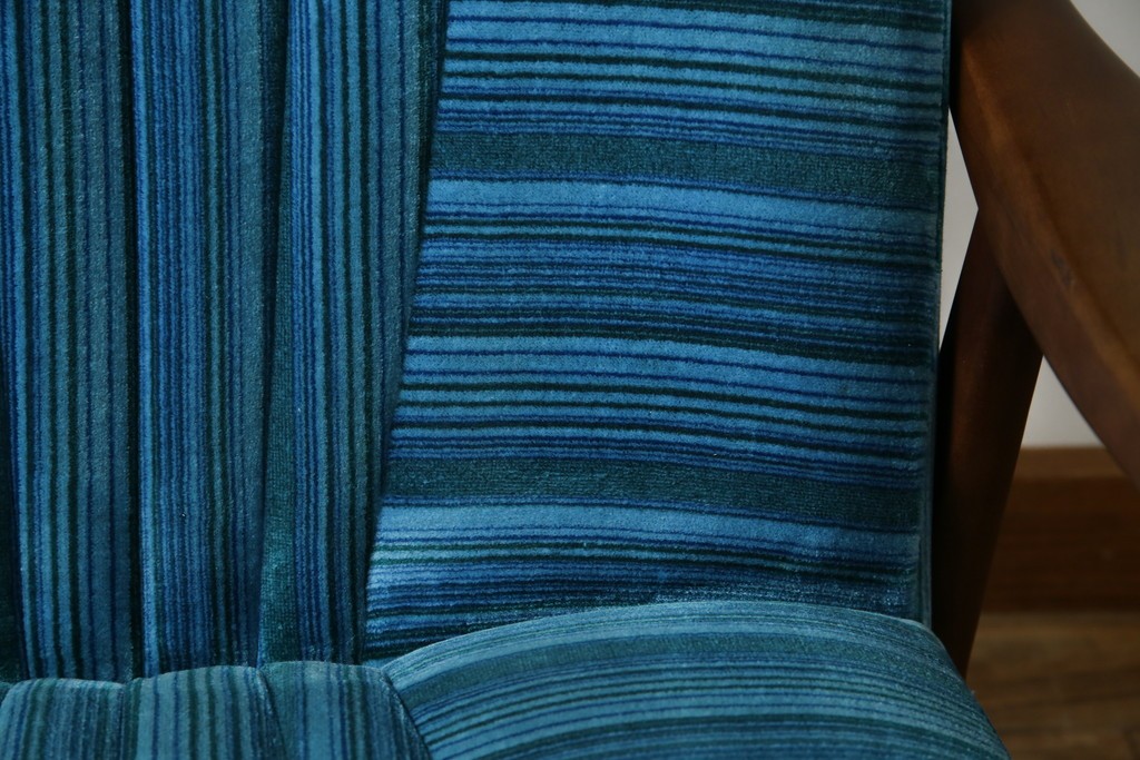 和製ビンテージ　ブナ材　ブルーストライプがレトロな雰囲気を高めるロッキングチェア　(R-082740)