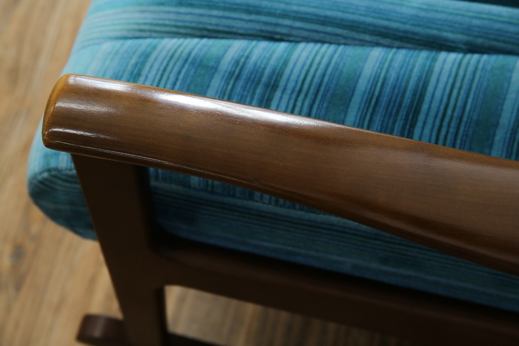 和製ビンテージ　ブナ材　ブルーストライプがレトロな雰囲気を高めるロッキングチェア　(R-082740)