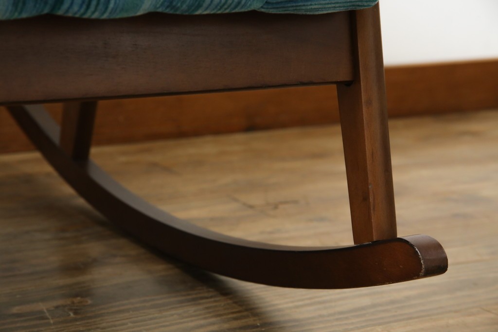 和製ビンテージ　ブナ材　ブルーストライプがレトロな雰囲気を高めるロッキングチェア　(R-082740)