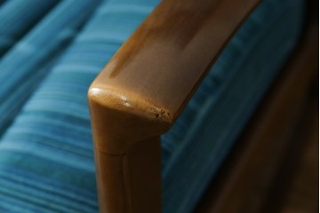 和製ビンテージ　ブナ材　ブルーストライプがレトロな雰囲気を高めるロッキングチェア　(R-082740)