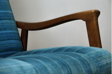 和製ビンテージ　ブナ材　ブルーストライプがレトロな雰囲気を高めるロッキングチェア　(R-082740)