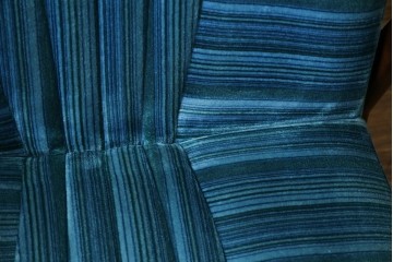 和製ビンテージ　ブナ材　ブルーストライプがレトロな雰囲気を高めるロッキングチェア　(R-082740)