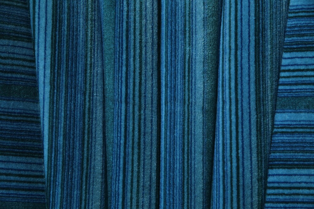 和製ビンテージ　ブナ材　ブルーストライプがレトロな雰囲気を高めるロッキングチェア　(R-082740)