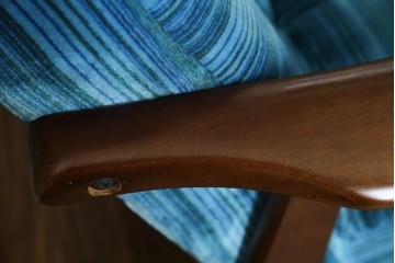 和製ビンテージ　ブナ材　ブルーストライプがレトロな雰囲気を高めるロッキングチェア　(R-082740)