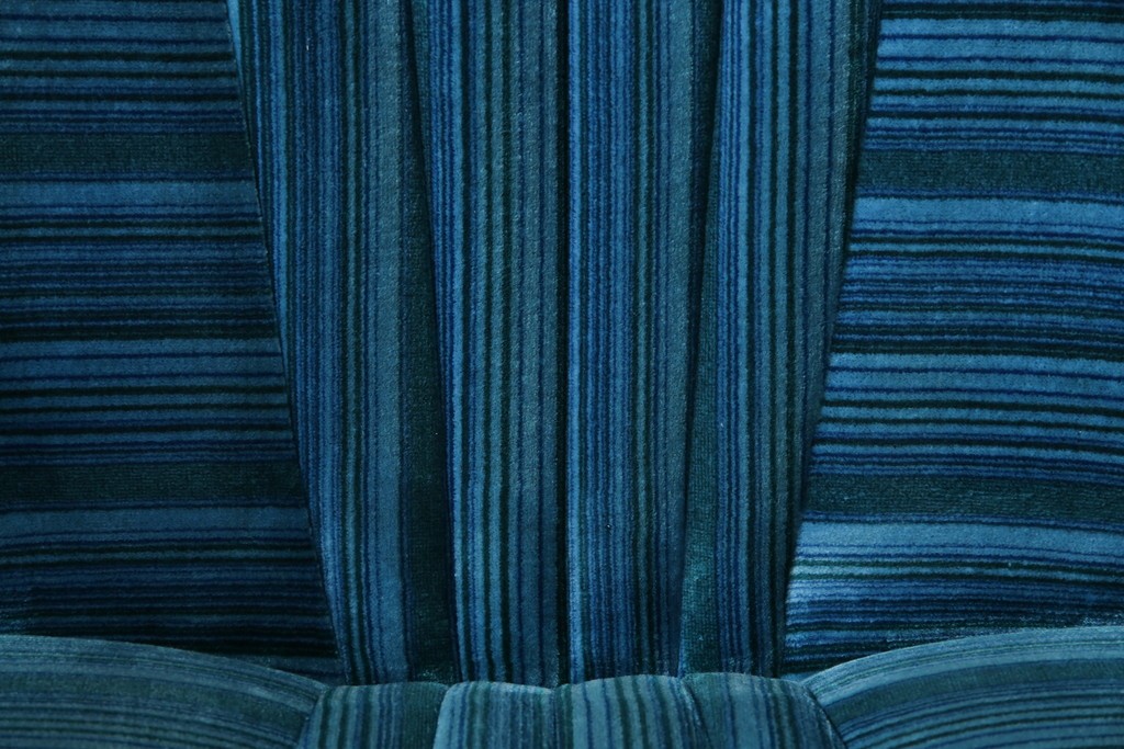 和製ビンテージ　ブナ材　ブルーストライプがレトロな雰囲気を高めるロッキングチェア　(R-082740)