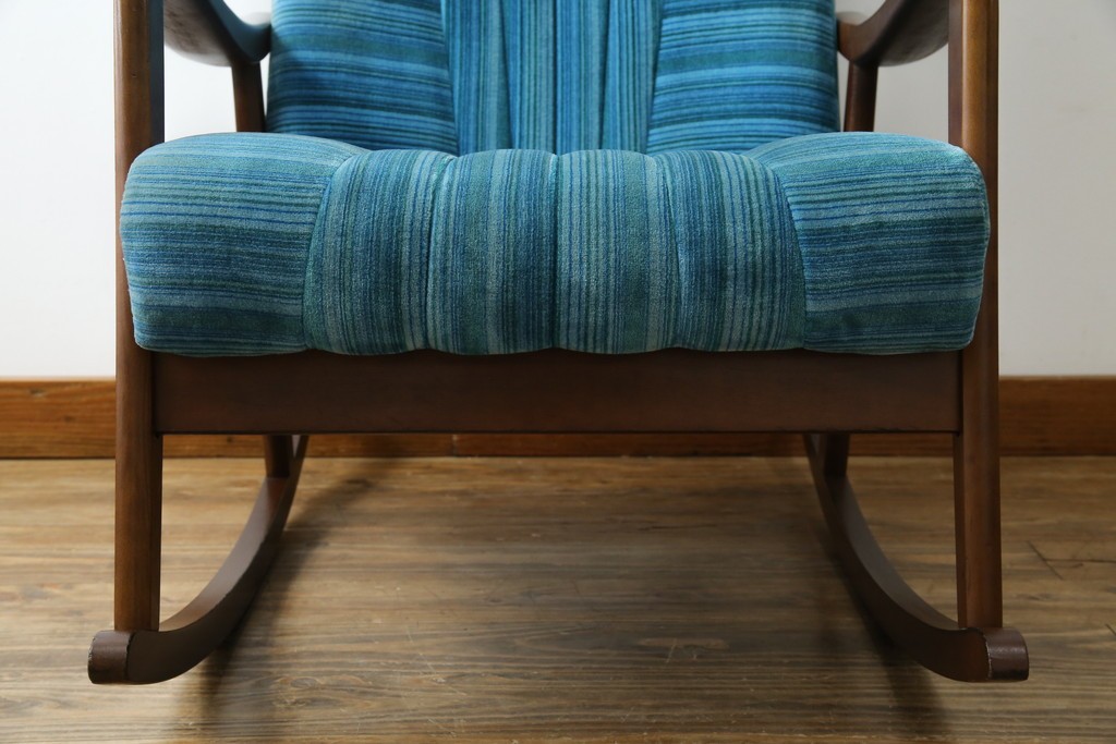 和製ビンテージ　ブナ材　ブルーストライプがレトロな雰囲気を高めるロッキングチェア　(R-082740)