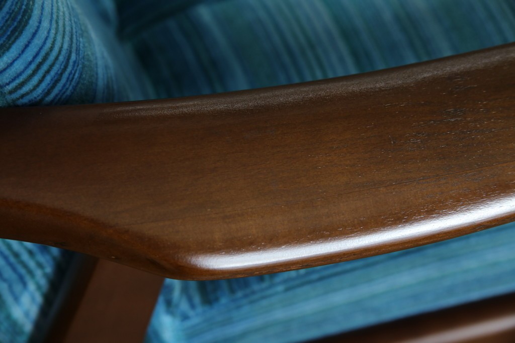 和製ビンテージ　ブナ材　ブルーストライプがレトロな雰囲気を高めるロッキングチェア　(R-082740)