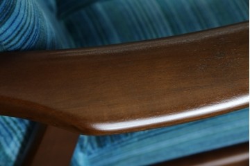 和製ビンテージ　ブナ材　ブルーストライプがレトロな雰囲気を高めるロッキングチェア　(R-082740)