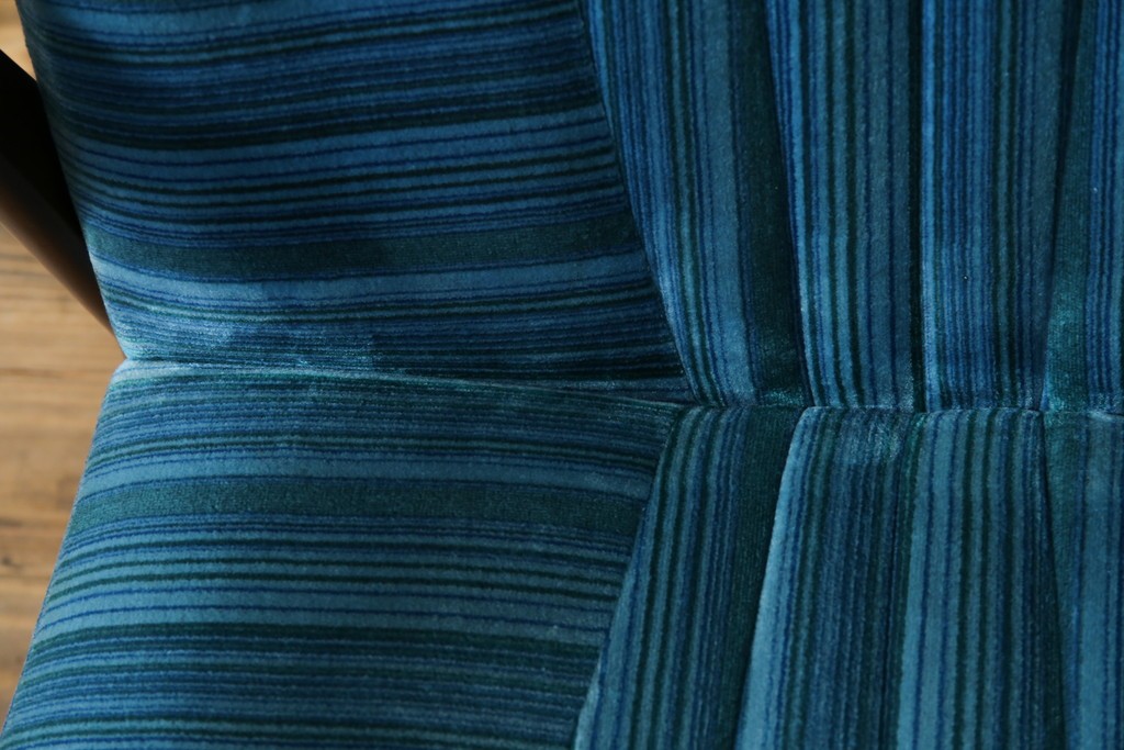 和製ビンテージ　ブナ材　ブルーストライプがレトロな雰囲気を高めるロッキングチェア　(R-082740)