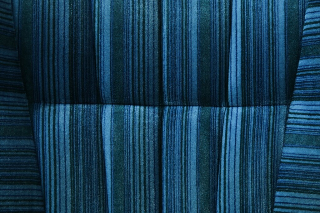 和製ビンテージ　ブナ材　ブルーストライプがレトロな雰囲気を高めるロッキングチェア　(R-082740)