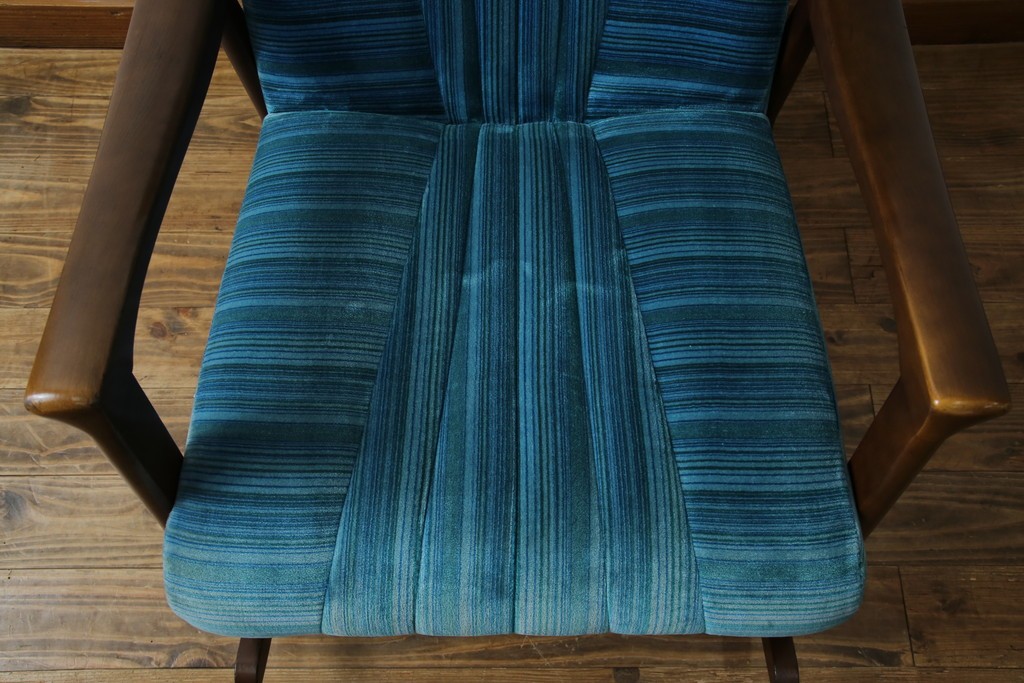 和製ビンテージ　ブナ材　ブルーストライプがレトロな雰囲気を高めるロッキングチェア　(R-082740)