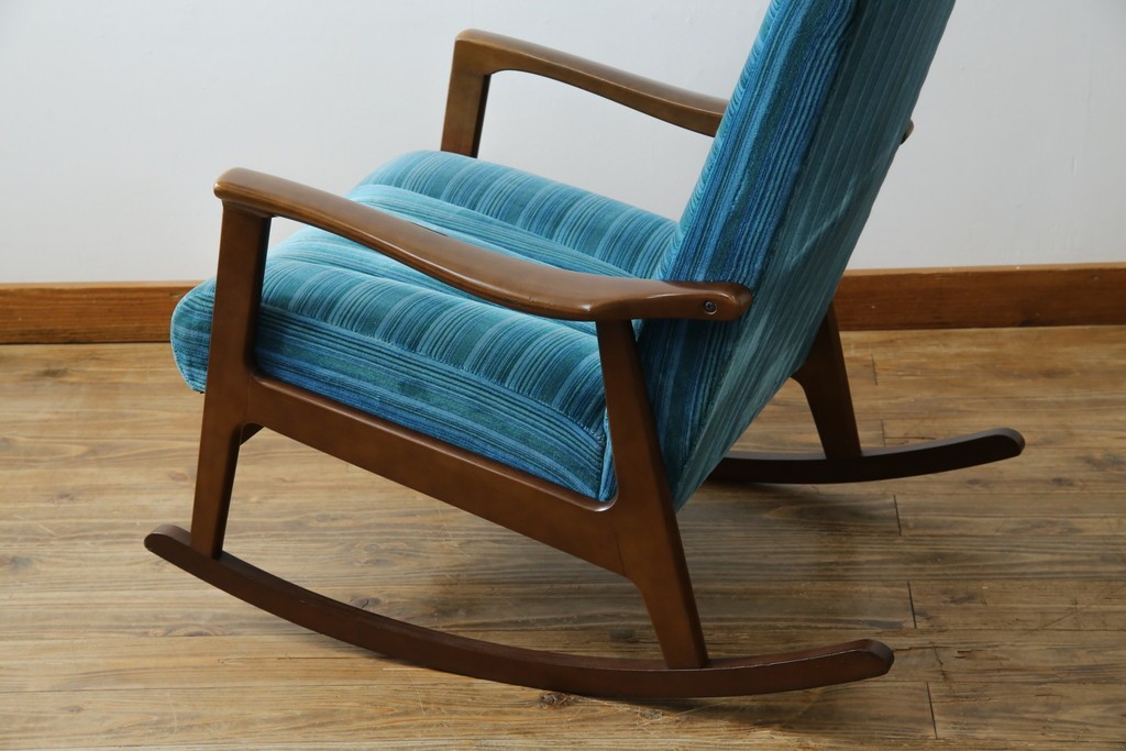 和製ビンテージ　ブナ材　ブルーストライプがレトロな雰囲気を高めるロッキングチェア　(R-082740)