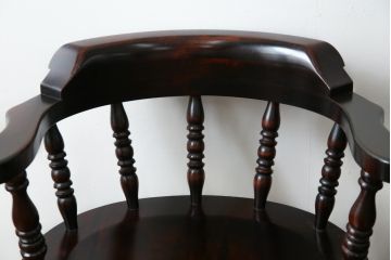 中古　美品　国産職人手作り　カバ材　品でクラシカルな佇まいがお洒落なキャプテンチェア2脚セット(アームチェア、ダイニングチェア、板座チェア、椅子、イス、バラ売り可能)(R-082741)