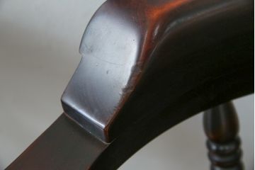 中古　美品　国産職人手作り　カバ材　品でクラシカルな佇まいがお洒落なキャプテンチェア2脚セット(アームチェア、ダイニングチェア、板座チェア、椅子、イス、バラ売り可能)(R-082741)