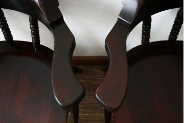 中古　美品　国産職人手作り　カバ材　品でクラシカルな佇まいがお洒落なキャプテンチェア2脚セット(アームチェア、ダイニングチェア、板座チェア、椅子、イス、バラ売り可能)(R-082741)