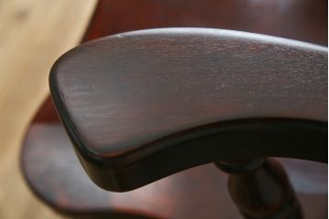 中古　美品　国産職人手作り　カバ材　品でクラシカルな佇まいがお洒落なキャプテンチェア2脚セット(アームチェア、ダイニングチェア、板座チェア、椅子、イス、バラ売り可能)(R-082741)