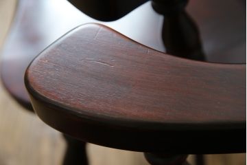 中古　美品　国産職人手作り　カバ材　品でクラシカルな佇まいがお洒落なキャプテンチェア2脚セット(アームチェア、ダイニングチェア、板座チェア、椅子、イス、バラ売り可能)(R-082741)