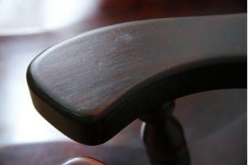 中古　美品　国産職人手作り　カバ材　品でクラシカルな佇まいがお洒落なキャプテンチェア2脚セット(アームチェア、ダイニングチェア、板座チェア、椅子、イス、バラ売り可能)(R-082741)